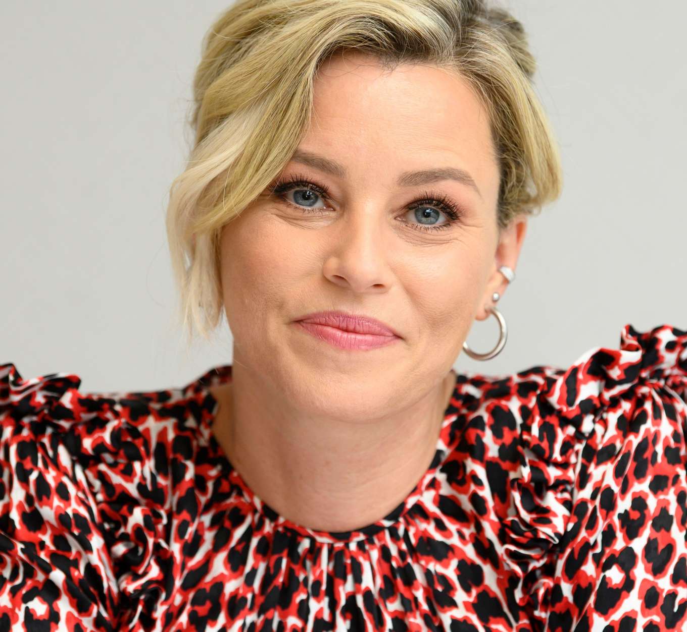 Elizabeth Banks Charlies Angels Press Conference 01 Gotceleb 